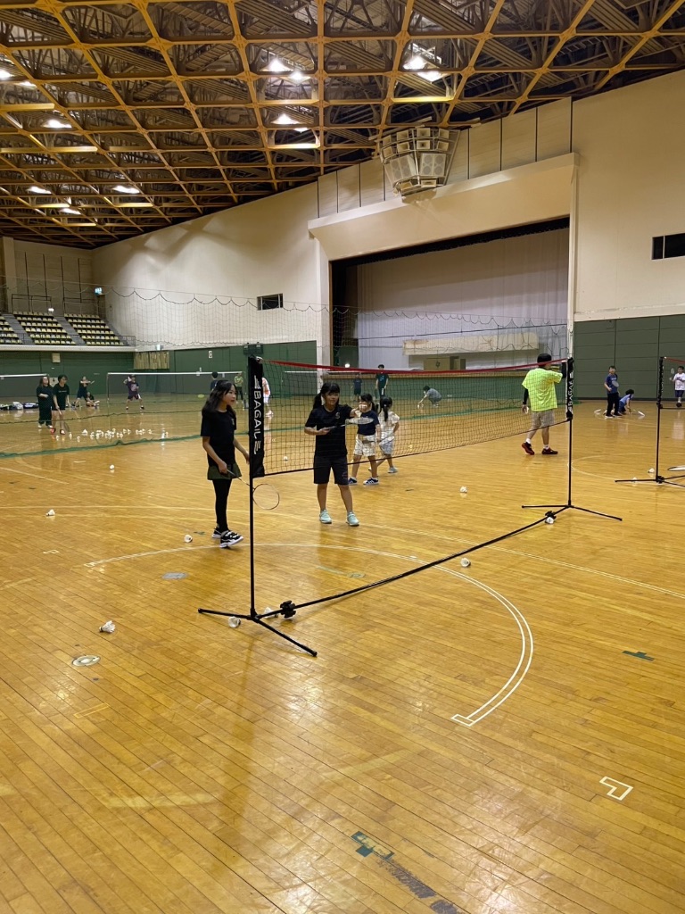 バドミントンを楽しむ子どもたち