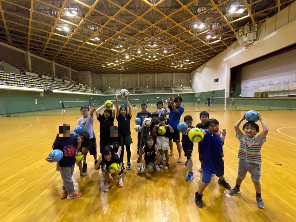 ボール遊びをする子どもたち